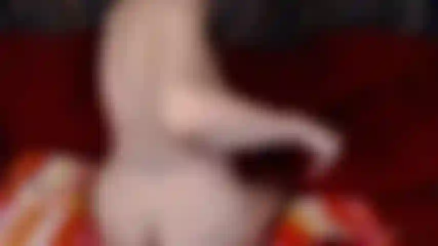 Montando consolador anal.