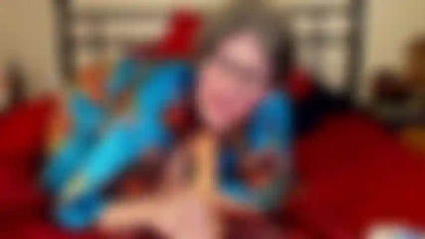 Mamada de garganta profunda babeante con estimulación de pezones, follada de tetas y dedos en el coño.