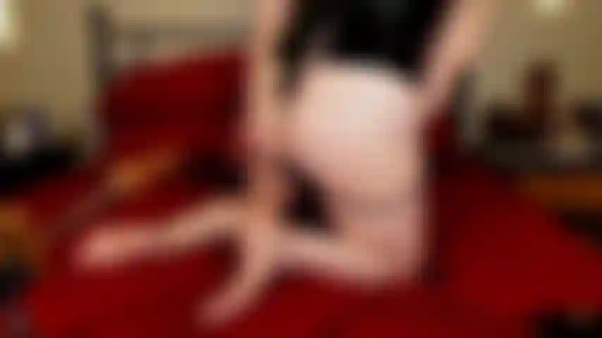 Una máquina de follar anal con corsé con suelas y boquiabiertos, un poco desordenada.