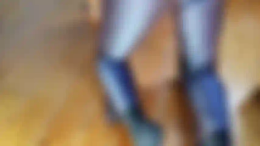 Culo y polla a la vista en pantalones brillantes.