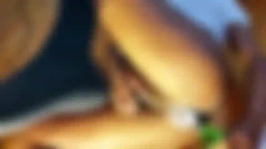 Juego de botella de vino {explícito}.