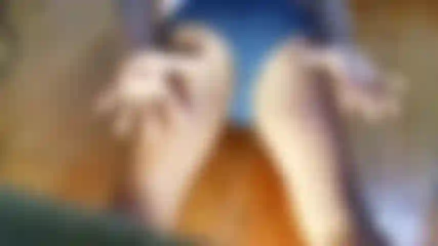 Hago striptease en ropa interior con pantalones de traje azul marino.