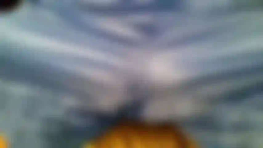 Que se está quitando mis pantalones cortos brillantes.