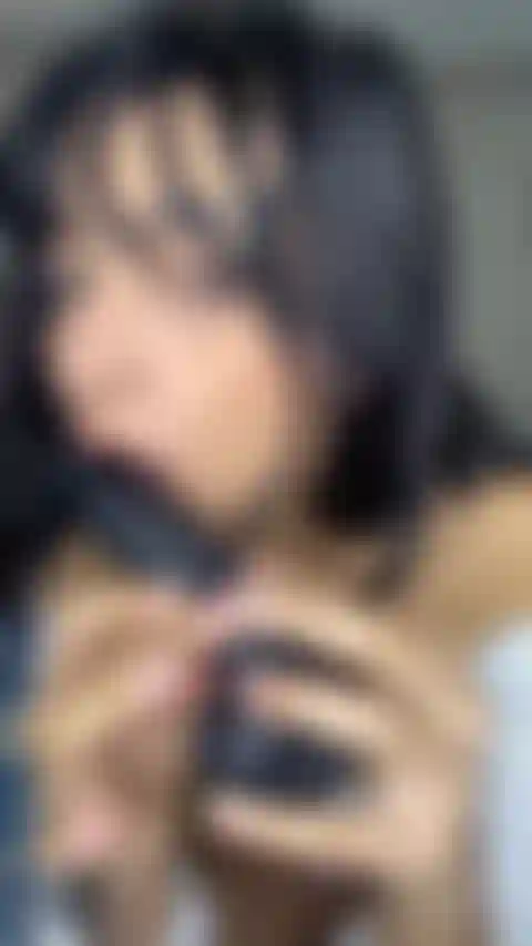 Quieres ver como follo con mi dildo mientras me mojo?