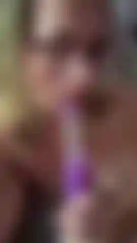 Chupando y lamiendo el vibrador.