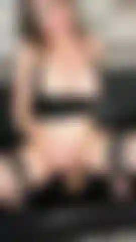 Anal con consolador de 9 pulgadas y luego un pepino aún más grande.