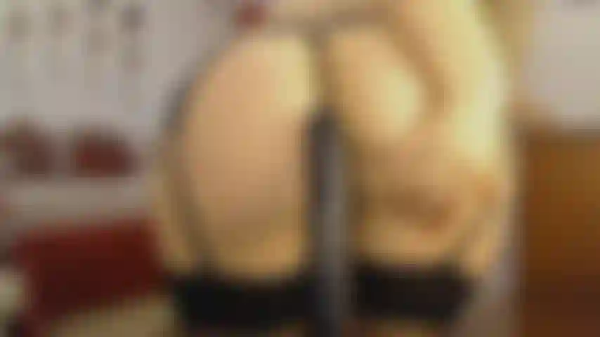 Follada de coño con consolador negro.