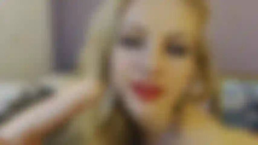 Cocinera sexy, lenta y gentil, labios rojos.