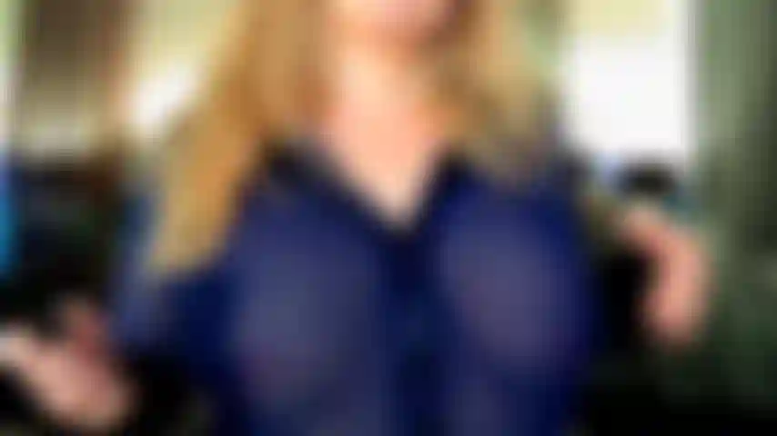 Provocando senos y chupando consoladores profundos.