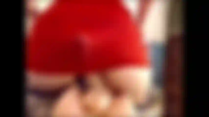 Provocación de culo, frotando un consolador entre las nalgas.