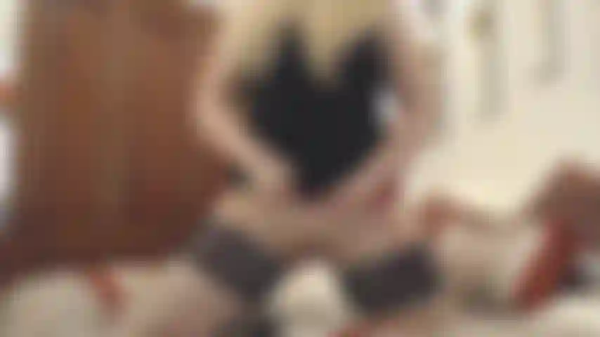 Montando (consolador negro).