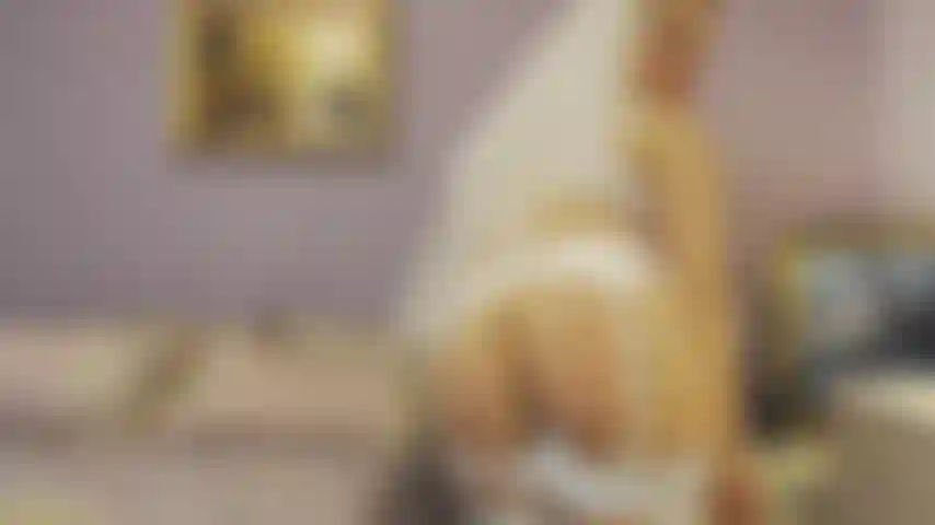 Novia sucia masturbándose.