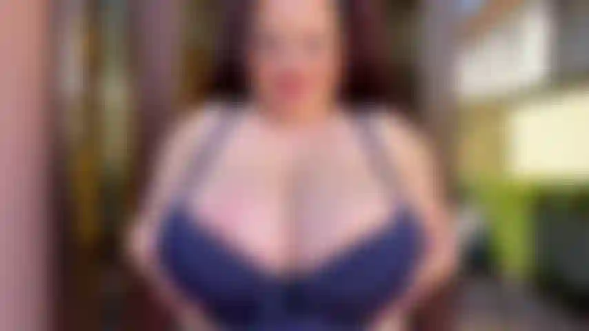 Compressed_desire_hugeboobs_closeup-bra-bouncing.