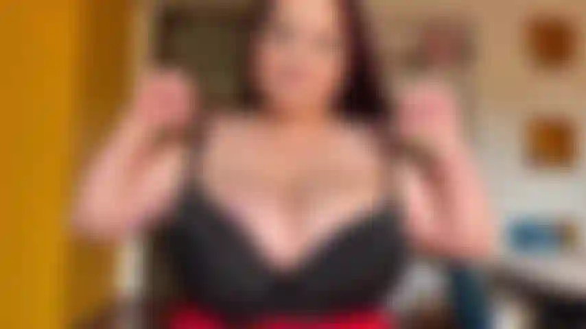 Deseo_comprimido_tetas_enormes_rebotando-en-mi-brasier-y-masaje-aceitoso.