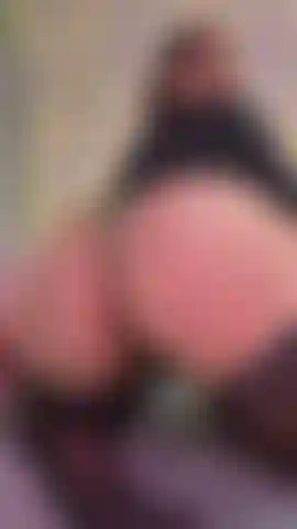 Me meto los dedos en el culo y lo venero.
