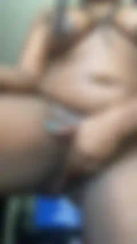 Juego rápido con un consolador antes del trabajo.