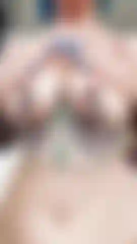 Pinzas en los pezones.