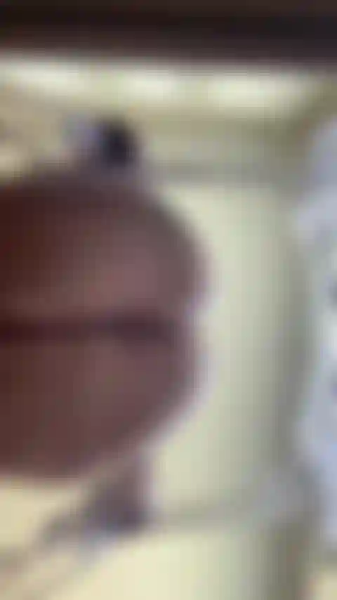 Sentada en la cara a cámara lenta.