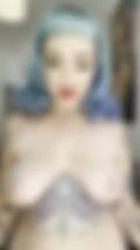 Provocándote con mis pechos.