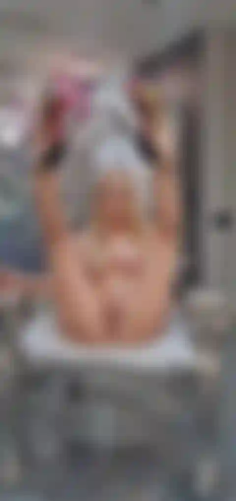 Juego de coño con consolador y squirt.