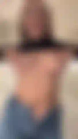 Estaba tan cachonda que decidí jugar con mi coño en el baño de la cafetería mmmmm.