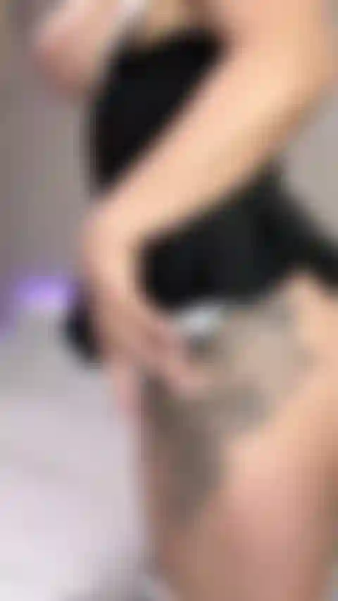 Tu sirvienta sucia juega con el coño.