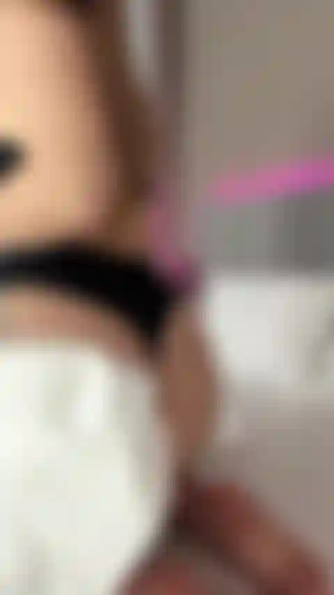 Me ayudaste a ponerme crema en el culo y luego me metiste una polla en el culo mmm.