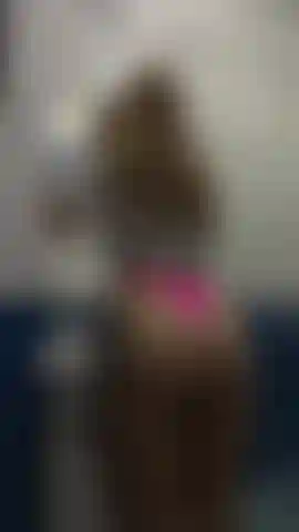 Quítame las bragas mientras me maquillo y mete tu lengua en mi coño mmmm.