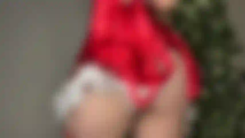 La ayudante de santa se burla con sus tetas mmmm.