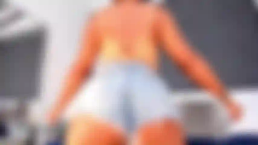 Twerk en shorts de jean.