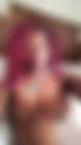 Adoro mi coño rosado desnudo y desnudo.