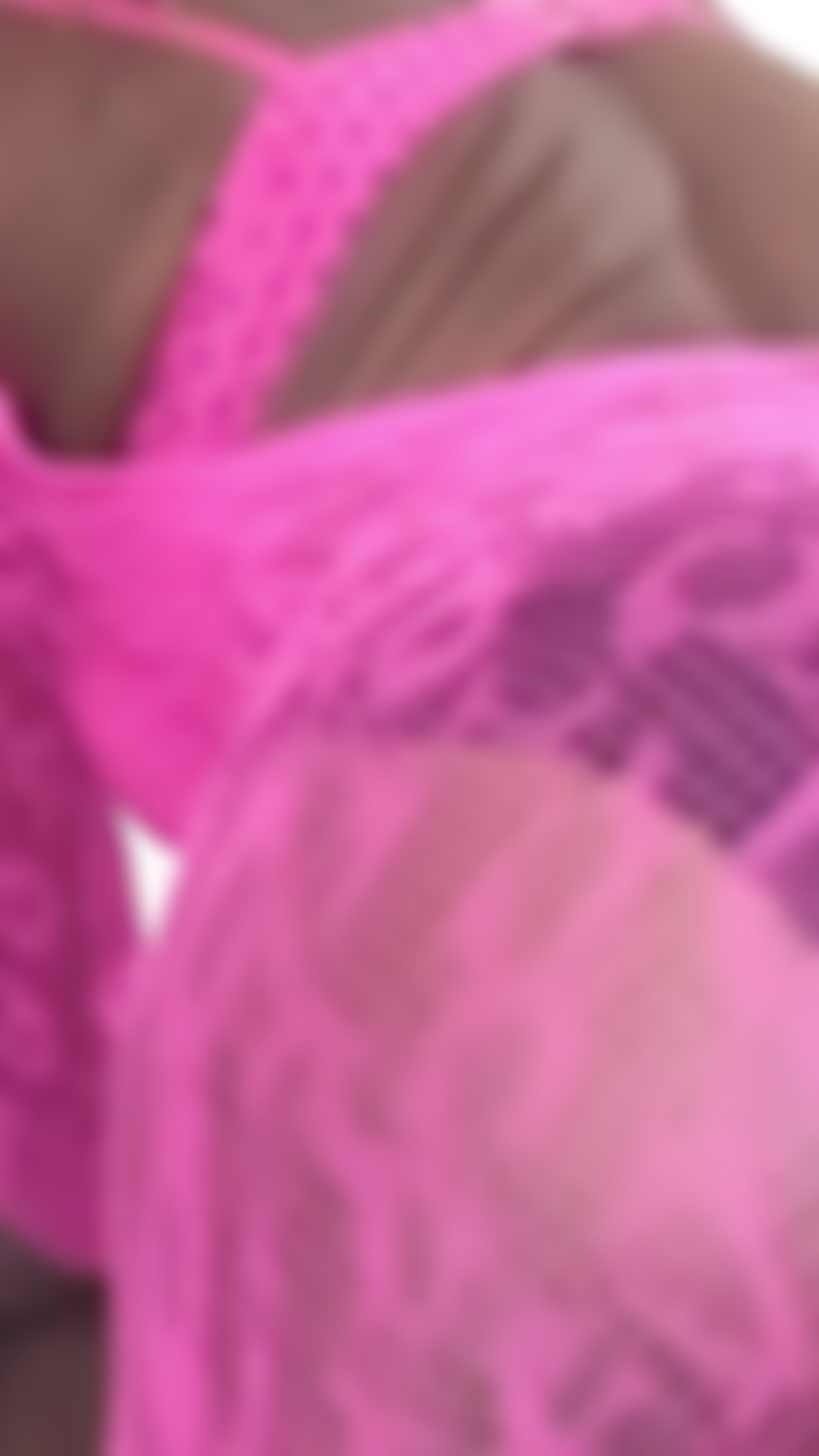 Culo bajito provocativo en lencería rosa.