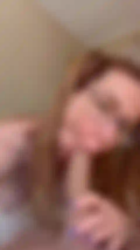 Chupando consolador.