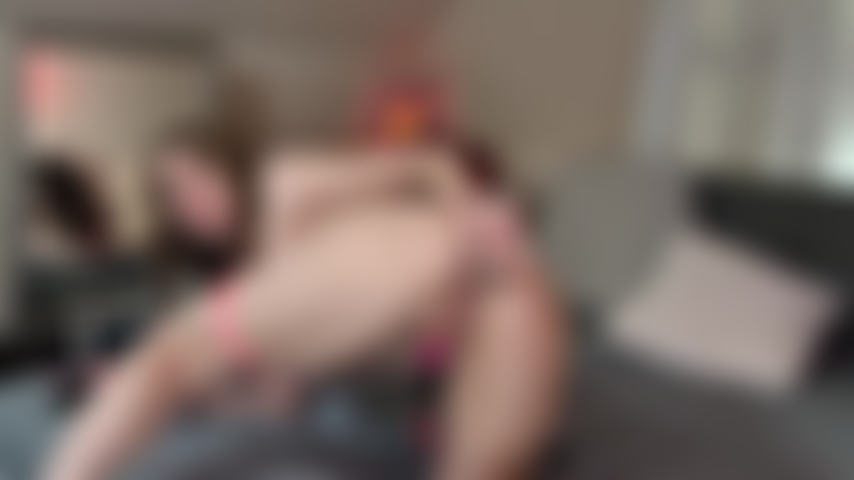 Culo sexy, consolador anal golpeando el cabello rizado detrás de la vista.