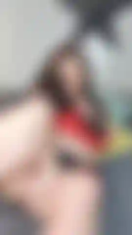 Traviesa se disfraza con el coño de dixie en falda.