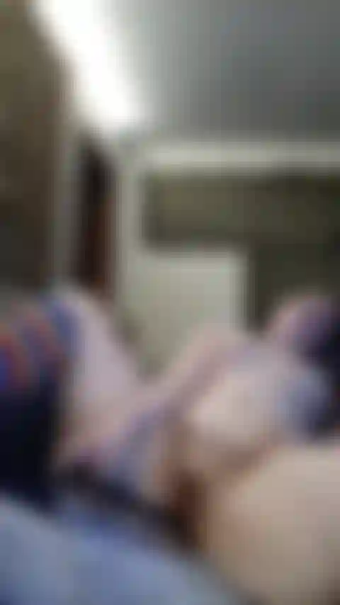 Puta exhibicionista folla el coño y se corre duro.