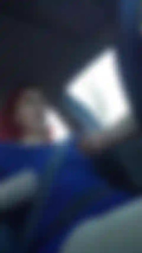 Puta exhibicionista montando juguete mientras conduzco.