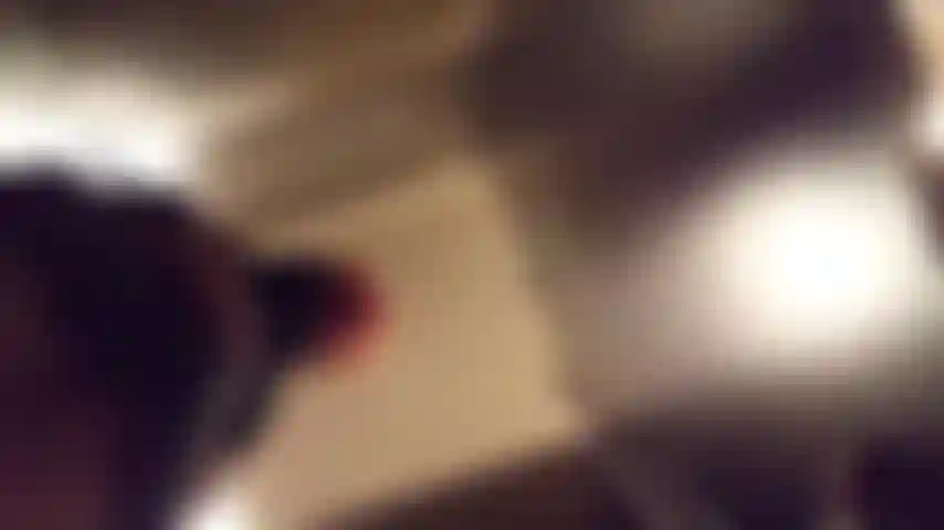 Una gatita sexual cachonda hace cabriolas, coquetea y se masturba en un restaurante público.