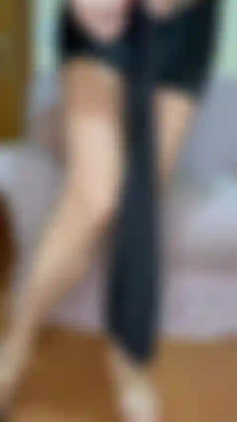 Sensual con medias y tacones.