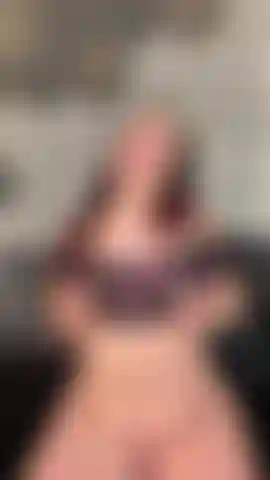 Jugando con mi dildo de cristal 💦 ¡acércate y ponlo personal!
