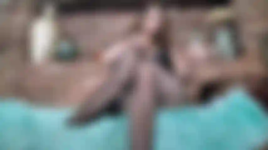 Piernas largas en medias de red se burlan.