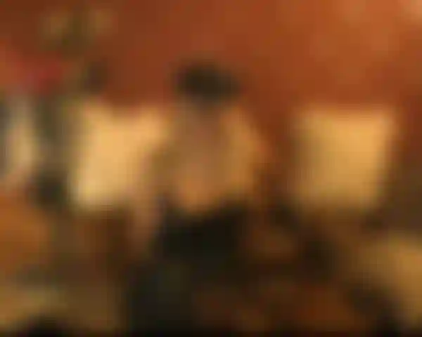 Joi2 con guantes de cuero.