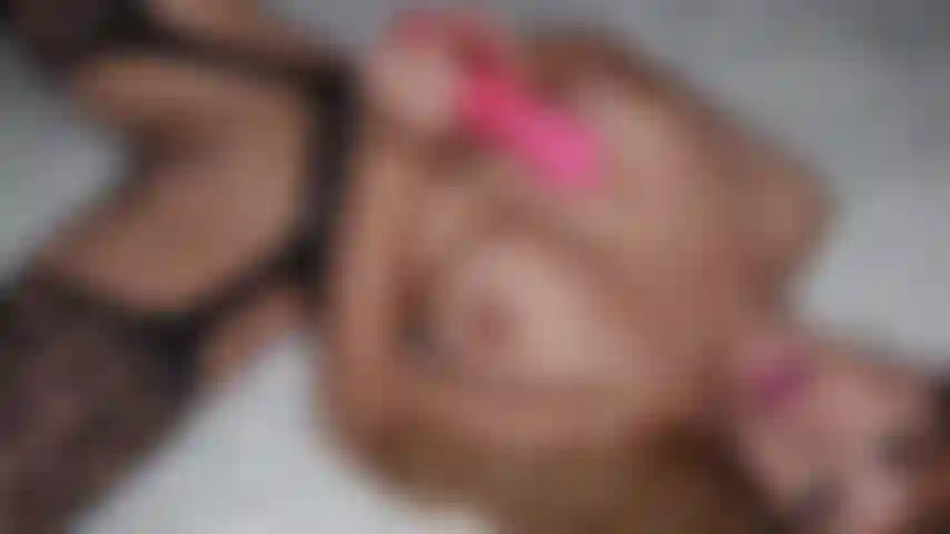 Me follé el coño con mi gran consolador rosa. Disfruta de mí, de mi coñito jugoso y de mis gemidos!