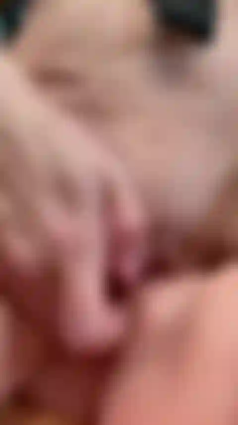 Tribing con una muñeca sexual.