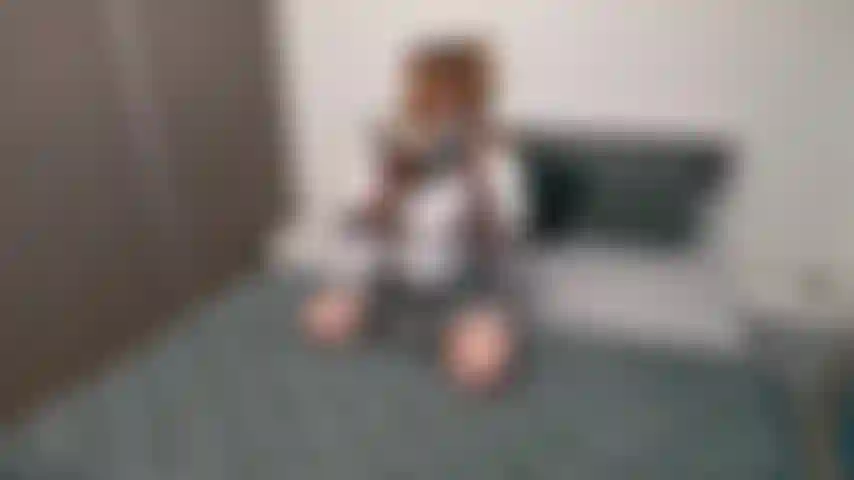 Estudiante cachonda con plug anal y juego de coño.