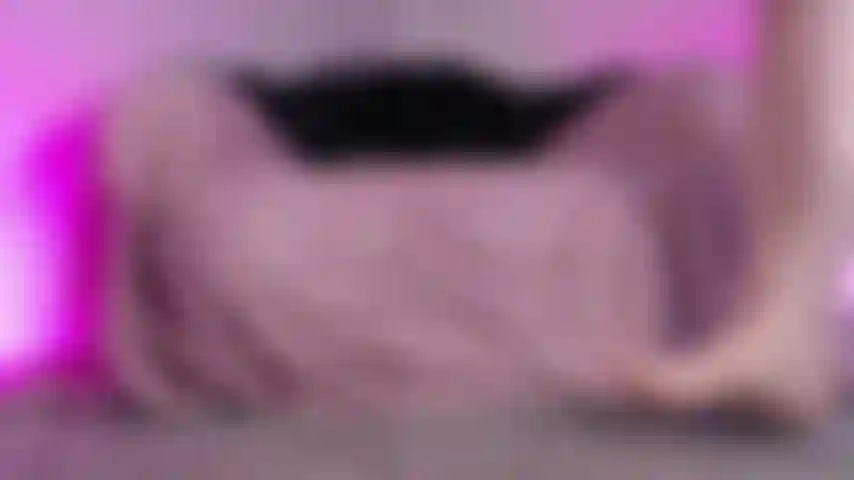 Soy una diosa, una giganta, ¡y me encontraste en mi guarida! ¡Y justo cuando estaba a punto de follarme este enorme dildo! Eres diminuto, no hay forma de que puedas darme placer, y podría aplastarte bajo mis enormes pies, ¿pero lo haré? ¡Mira y descúbrelo!