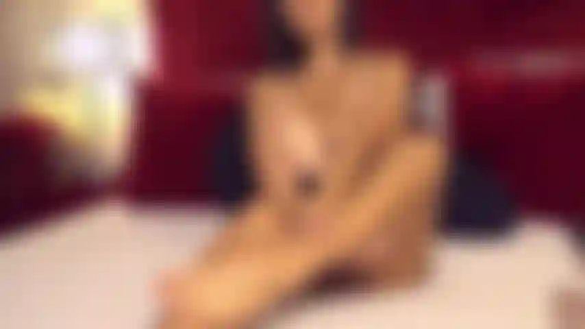 Atrayendo a mi mundo, como un imán, usando mis piernas y pies seductores como cebo.... ¿Lo tomaste?