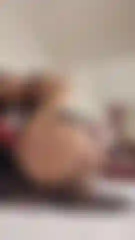 Vista upskirt sin bragas y un trabajo de pies explosivo que quedará en tu memoria para siempre!