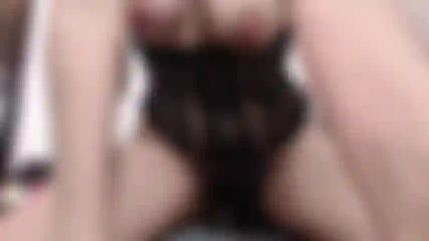 Disfruto montar mi juguete bbc mientras mi apretado coño peludo se moja y gimo mientras mis tetas y mi culo rebotan.