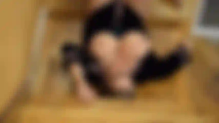 Tetas en las escaleras.